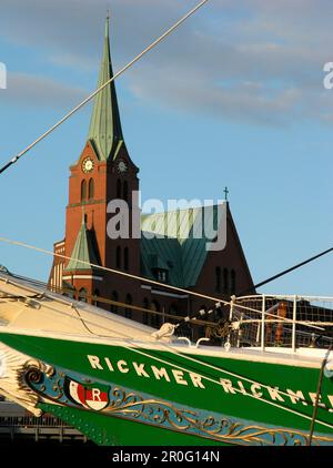 Prua della nave Museo Rickmer Rickmers di fronte a una chiesa, città anseatica di Amburgo, Germania Foto Stock