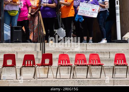 8 maggio 2023: I manifestanti partecipano al rally Day Without Child Care presso la capitale dello stato del Texas per le proteste pianificate e gli arresti di lunedì nella speranza di ricordare ai legislatori federali e statali che hanno disperatamente bisogno di assistenza governativa. Austin, Texas. Mario Cantu/CSM Foto Stock