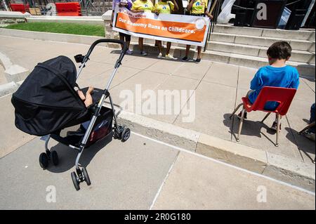 8 maggio 2023: I manifestanti partecipano al rally Day Without Child Care presso la capitale dello stato del Texas per le proteste pianificate e gli arresti di lunedì nella speranza di ricordare ai legislatori federali e statali che hanno disperatamente bisogno di assistenza governativa. Austin, Texas. Mario Cantu/CSM Foto Stock