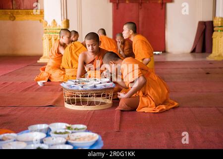 Buddhistic monaci di mangiare al monastero Haisok Iva, Vientiane, Laos Foto Stock