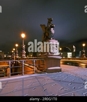 Impronte nella neve vicino al ponte di Moltke, Berlino, Germania Foto Stock