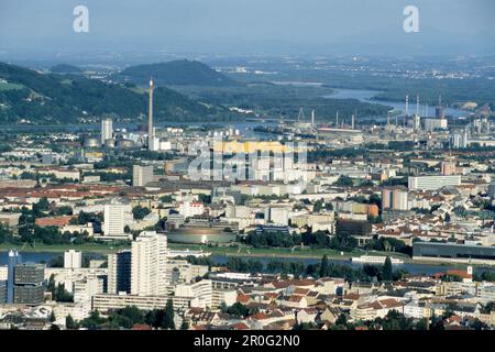 Vista dal Monte Postling verso Linz e la zona industriale, Linz, alta Austria, Austria Foto Stock