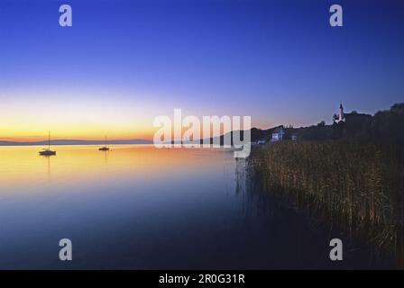 Vista dalla riva del lago presso la chiesa di pellegrinaggio dell'abbazia di Birnau in serata, Lago di Costanza, Baden Wurttemberg, Germania Foto Stock