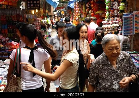 Colorato mercato cinese con pedoni a Chongqing, Cina, Asia Foto Stock