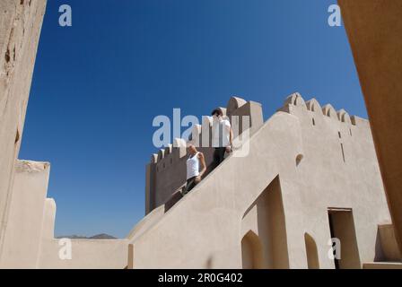 Persone che visitano il Forte Jabrin in una giornata di sole, Forte Jabrin, Oman, Asia Foto Stock