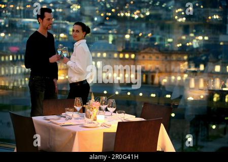 Ristorante Cube con vista sul castello nuovo, Stoccarda, Baden-Wurttemberg, Germania Foto Stock