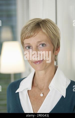 Donna matura sorridente in telecamera, Stiria, Austria Foto Stock