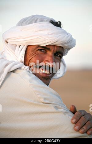 Sorridente berbero, deserto di Erg Chebbi, Marocco, Africa Foto Stock