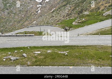 Paesaggio di montagna con il mountain pass, San Gottardo, Svizzera Foto Stock