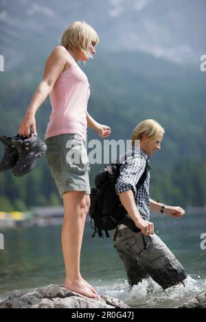 Giovane coppia nel lago Eibsee, Werdenfelser Land, Baviera, Germania Foto Stock