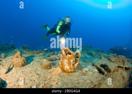 Subacquei e manufatti di USS Apogon Submarine, Isole Marshall, Bikini Atoll, Micronesia, Oceano Pacifico Foto Stock