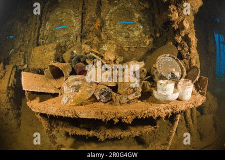 Vasellame e manufatti su Brigde di USS Saratoga, Isole Marshall, Atollo Bikini, Micronesia, Oceano Pacifico Foto Stock