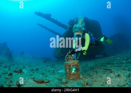 Il subacqueo trova manufatti sulla piattaforma di volo di USS Saratoga, Isole Marshall, Atollo Bikini, Micronesia, Oceano Pacifico Foto Stock