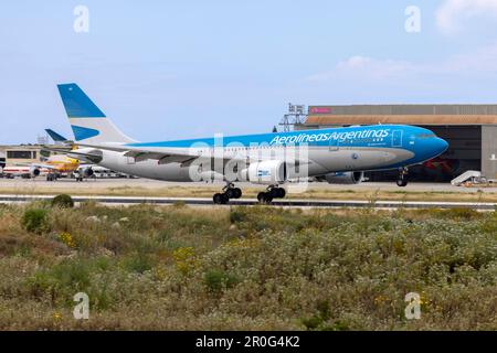 Aerolineas Argentinas Airbus A330-202 (REG: LV-GHQ) è arrivato da Buenos Aires con un volo diretto. Foto Stock