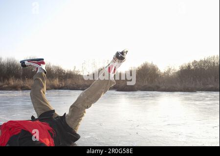 Pattinatore su ghiaccio giacente su ghiaccio, Lago Ammersee, Alta Baviera, Germania Foto Stock