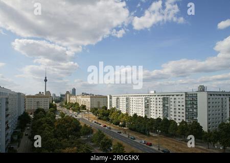 Vista lungo Karl-Marx-Allee fino alla torre della televisione, Berlino, Germania Foto Stock