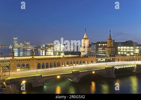 Oberbaum Bridge di notte, Berlino, Germania Foto Stock