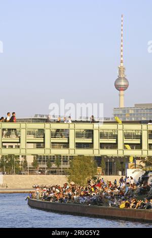 Bar sul fiume Sprea, torre televisiva sullo sfondo, Berlino, Germania Foto Stock