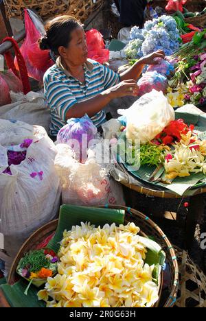 Venditori presso le loro bancarelle al mercato centrale Pasar Badung, Denpasar, Bali, Indonesia, Asia Foto Stock