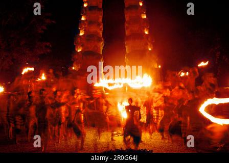 Danza Kecak di fronte a candi di notte, Goa Gajah, Chedi Club, GHM Hotel, Ubud, Indonesia, Asia Foto Stock