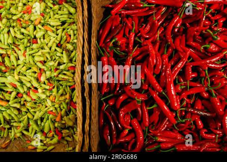Peperoncini rossi e verdi al mercato di Jimbaran, Bali, Indonesia, Asia Foto Stock