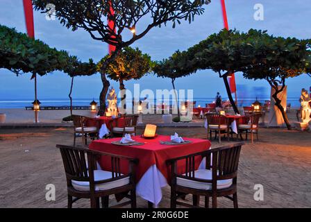 I tavoli sono disposti presso la spiaggia, ristorante del la Taverna Hotel, Sanur, Bali Sud, Indonesia, Asia Foto Stock