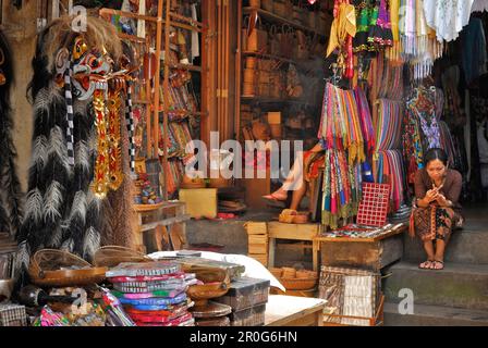Due donne in uno stand mercato nel centro di Ubud, Bali centrale, Indonesia, Asia Foto Stock
