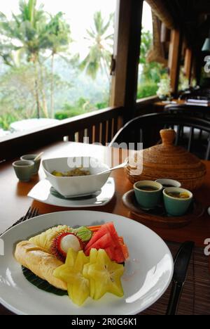 Un tavolo è posato alla finestra, la colazione al Amandari Resort, Yeh Agung, Bali, Indonesia, Asia Foto Stock
