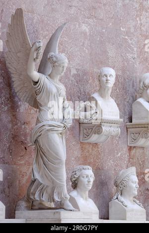 Statua dell'angelo e busti di marmo, tempio di Walhalla, Donaustauf, Palatinato superiore, Baviera, Germania Foto Stock