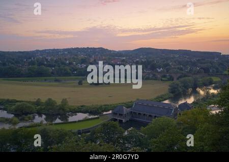 Visualizza la centrale idroelettrica Hohenstein sul fiume Ruhr, vicino a Witten, zona della Ruhr, Renania settentrionale-Vestfalia, Germania Foto Stock