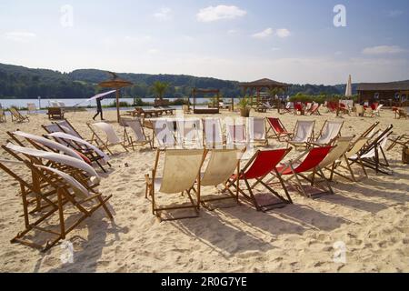 Sedie a sdraio sul lago, lago Baldeneysee, Essen, zona della Ruhr, Renania settentrionale-Vestfalia, Germania Foto Stock