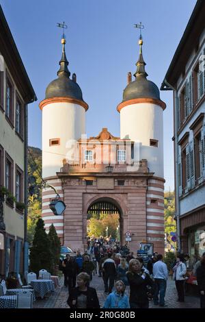 Zona pedonale, Steingasse e Bridge Gate, Città Vecchia, Heidelberg, Baden-Wuerttemberg, Germania Foto Stock