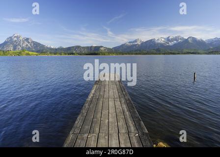 Pontile Lago Hopfensee con gamma di Tannheim in background, Allgaeu, Svevia, Baviera, Germania Foto Stock