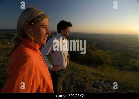 Per gli amanti del jogging guardando la vista al tramonto, Svizzera della Franconia, Baviera, Germania, Europa Foto Stock