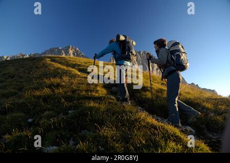 Due escursionisti in salita al Schuesselkar roccia, Tirolo, Austria, Europa Foto Stock