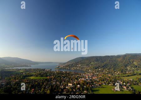 Persona parapendio vicino al lago Tegernsee, vicino Rottach-Egern, Tegernsee, Alta Baviera, Baviera, Germania Foto Stock