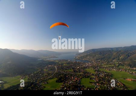 Persona parapendio vicino al lago Tegernsee, vicino Rottach-Egern, Tegernsee, Alta Baviera, Baviera, Germania Foto Stock