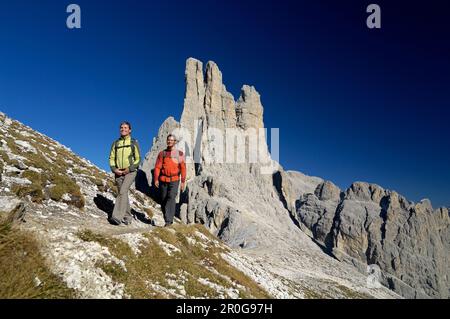 Accoppiare le escursioni in montagna, Vajolet torri in background, il Catinaccio, Dolomiti, Trento, Alto Adige, Italia Foto Stock