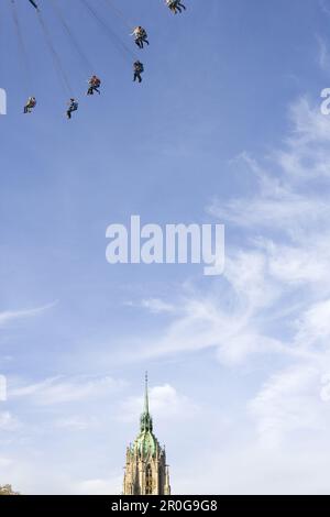 La chiesa di San Paolo e il clacoplano, Oktoberfest, Monaco, Baviera, Germania Foto Stock