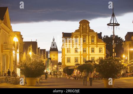 Vista lungo l'area pedonale fino alla porta Vecchia (Altpoertel) in serata, Speyer, Renania-Palatinato, Germania Foto Stock