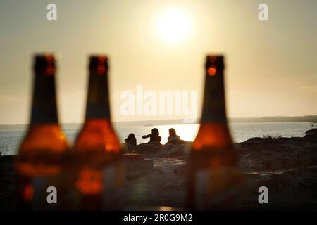 Le bottiglie di birra, 3 persone sulla spiaggia, Pirata Bus bar sulla spiaggia, Formentera, isole Baleari, Spagna Foto Stock