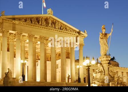 Fontana Pallas-Athena davanti al parlamento di sera, Vienna, Austria Foto Stock