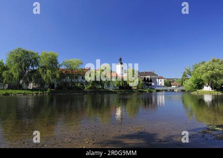 Vista sul fiume Regen a Regen, Foresta Bavarese, Bassa Baviera, Baviera, Germania Foto Stock