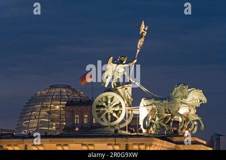 Quadriga, carri e cavalli scultura sulla Porta di Brandeburgo, in background il Reichstag di Berlino Foto Stock