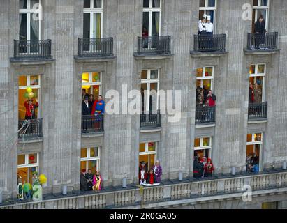Spettatori, Shrove Lunedi processione, Colonia, Nord Reno-Westfalia, Germania Foto Stock