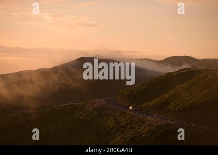 Strada di Montagna al tramonto, vicino a Rabacal, Paul da Serra altopiano, Madeira, Portogallo Foto Stock