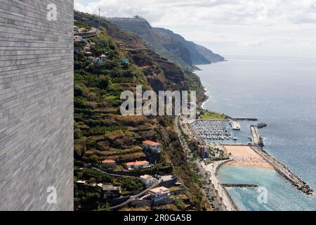 Vista della Spiaggia Calheta e Marina da Casa das Mudas Arts Centre di Calheta, Madeira, Portogallo Foto Stock