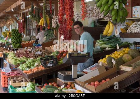 La frutta e la verdura in stallo Mercado dos Lavradores Market Hall, Funchal, Madeira, Portogallo Foto Stock