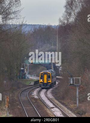 Treno diesel di classe 158 del Nord 158795 con partenza dalla stazione ferroviaria di Hindley, Lancashire, Regno Unito Foto Stock