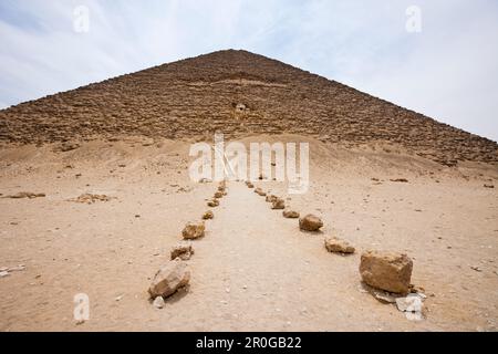 Ingresso alla piramide rossa del faraone Snofru, Egitto, Dahshur Foto Stock